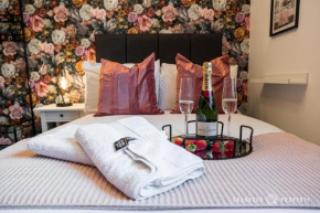 Lovely 2-Bedroom Flat with Parking , Free WiFi